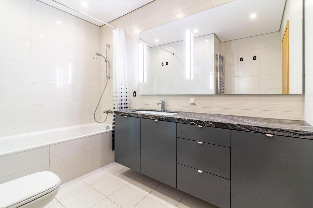 Cohost I Sunny Center Apt, Covered Parking, Balcony & Self Check-In Kaunas Kültér fotó